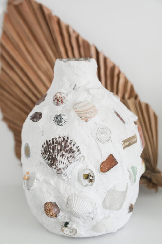 memory plaster vase with seashells